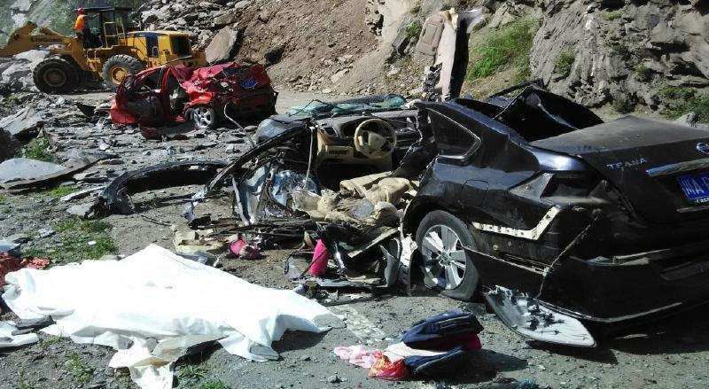 国道213线茂县山体垮塌 飞石砸中车辆致10死(图)