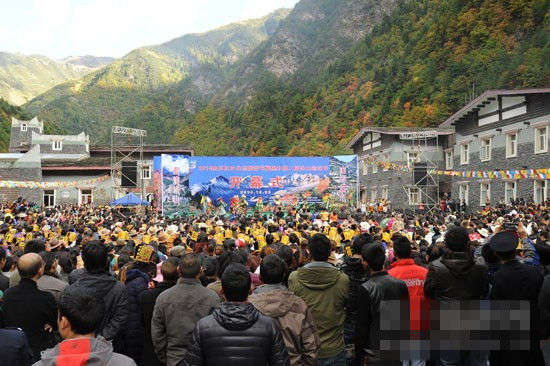 四川红叶生态旅游节暨第二届冰山彩林节在黑水县开幕