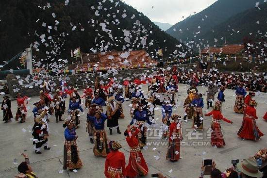 理县米亚罗村民载歌载舞庆丰收