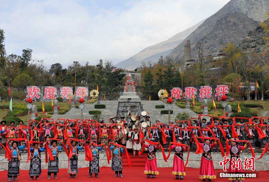 四川理县举行羌族祭祀仪式庆丰收迎新年