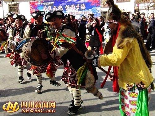 理县羌族群众巡演羊皮鼓舞舞动寒冬