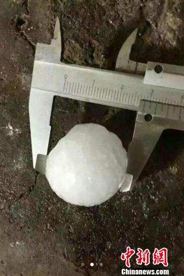 四川省阿坝县遭遇冰雹袭击 冰雹最大直径26厘米