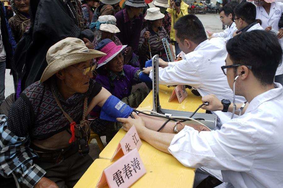 四川省2015年“三下乡”活动走进阿坝县