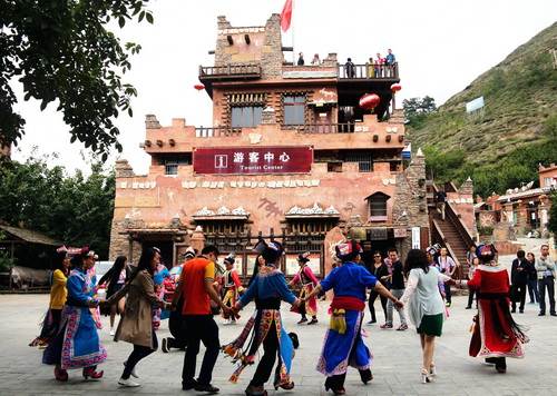 海外知名华文媒体四川藏区行到茂县