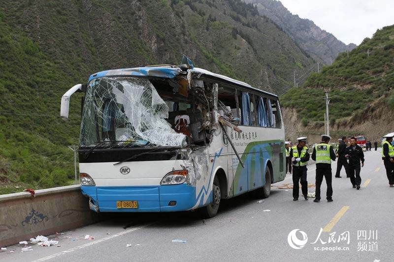 松潘县安宏乡境内发生车祸致4死2伤