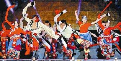 首届中国·白玉“康巴原生态锅庄节”暨群众文艺汇演在甘孜州白玉县中学举行