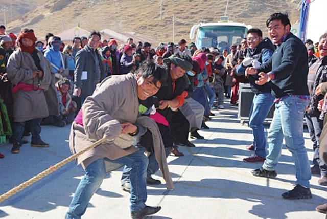 阿坝县开展的政策法制宣讲暨科技、卫生、文化、法律“四下乡”活动