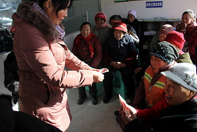 若尔盖县慰问困难职工农民工及家属