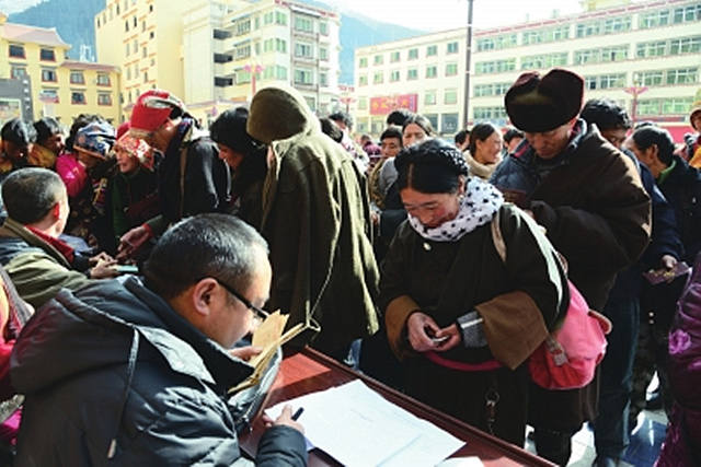 壤塘县红十字会举行2015年度高考奖励、助困帮学、大病救助资金发放仪式