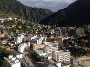 白玉县贯彻落实州委十届八次全委会精神，百姓建言献策