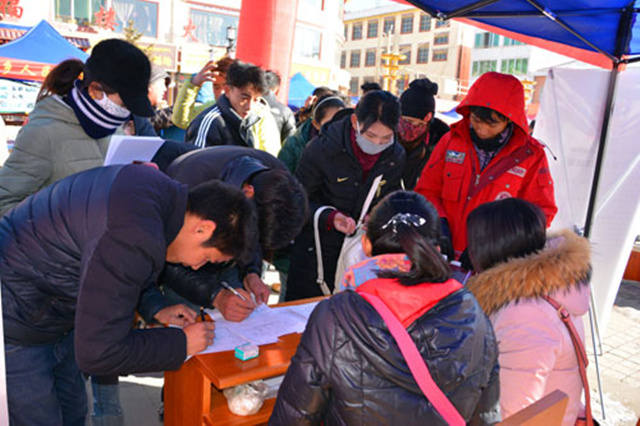 阿坝县举办千人就业促进计划招聘会