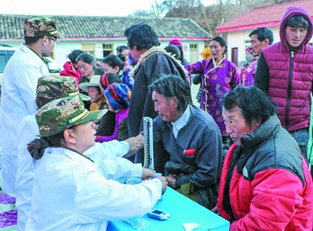 武警四川总队医疗服务队深入炉霍县为当地群众免费义诊
