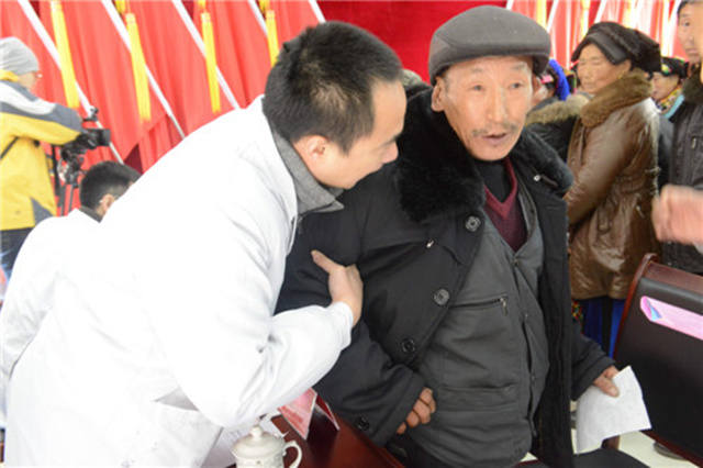 省城医生雪中送医情暖理县藏羌群众