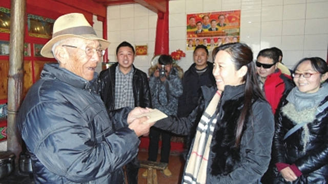 松潘县慰问组在水晶乡慰问“三老”干部