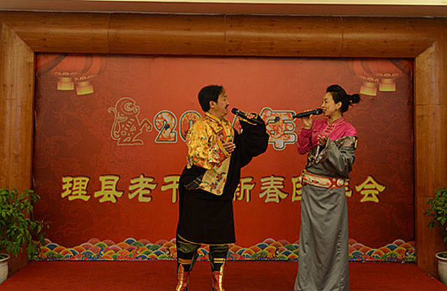 筹资74万理县为离退休老干部送温暖