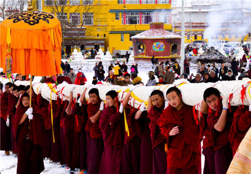 阿坝县格尔登寺晒佛祈福 场面壮观