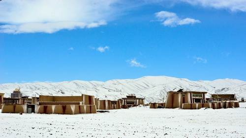 雪落阿坝县 牧民定居房别样冬日情怀