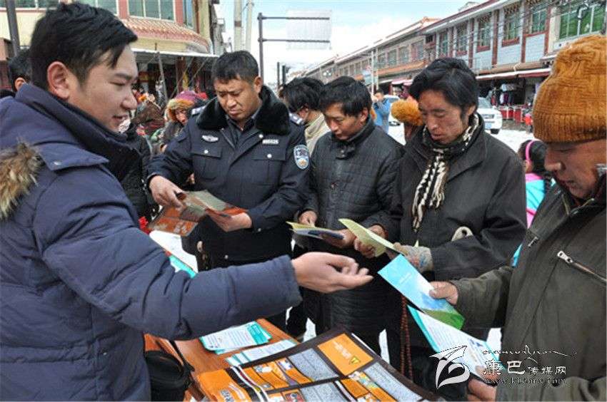 农行甘孜县支行金融知识“进市场”