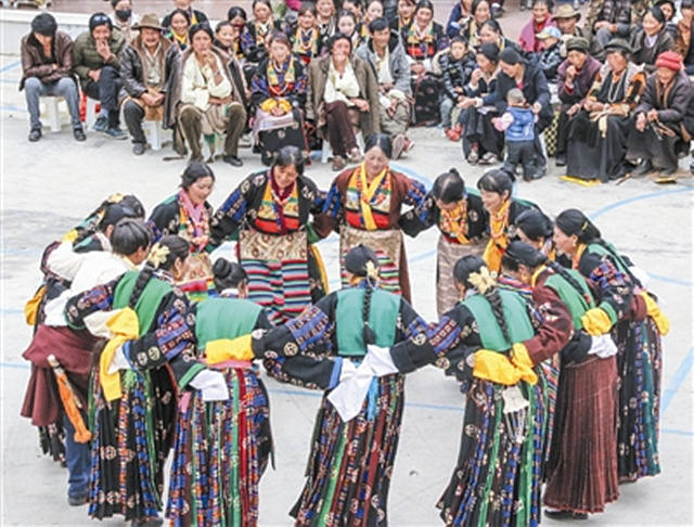 乡城县举行歌舞大赛纪念长征胜利80周年