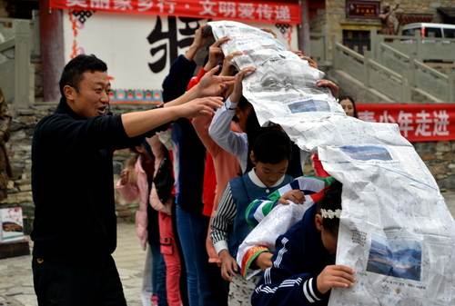 九寨沟县农技专家为甜樱桃“看病”