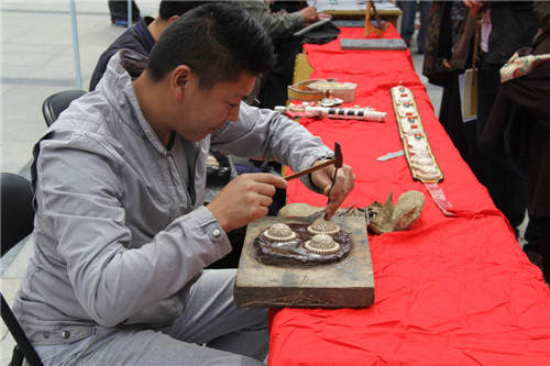 阿坝州在马尔康市举办非遗项目展出