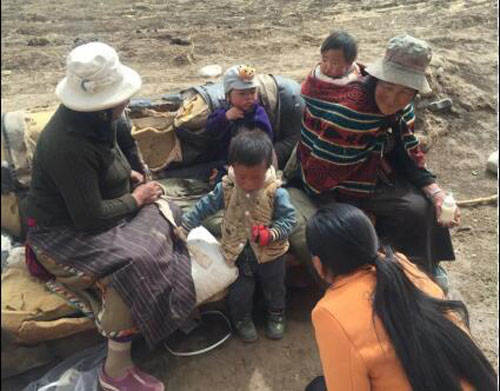 阿坝县龙藏乡关心关爱留守老人儿童