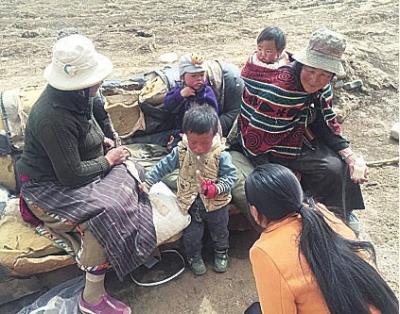 阿坝县龙藏乡留守服务队以“关心老人，关爱儿童”为主题