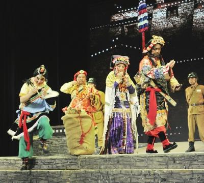 川剧《尘埃落定》在马尔康市晶金隆剧场上演