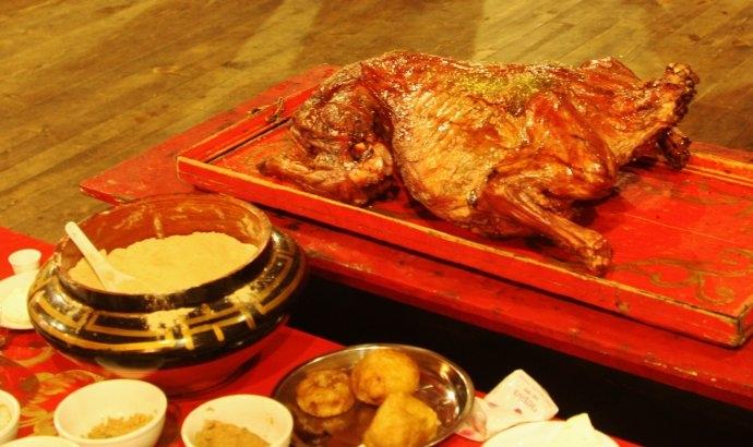 康巴美食之烤藏香猪