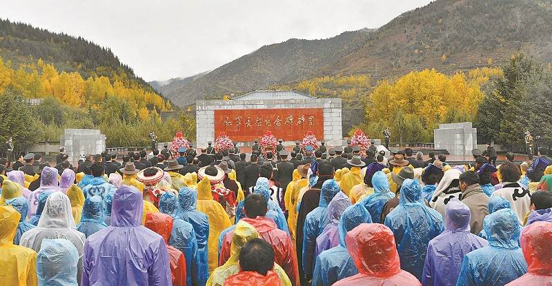 我省在松潘县红军长征纪念碑碑园举行敬献花篮活动