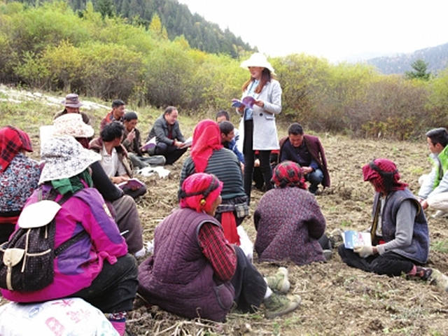 松潘县在全县55个贫困村相继办起了“农民夜校”