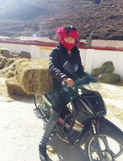 壤塘县壤塘镇查托村牧民领取发放的青干草