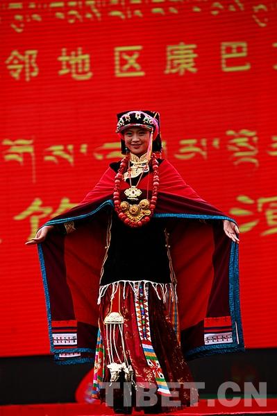康巴服饰之甘孜篇：雍容华贵 华佩叮当