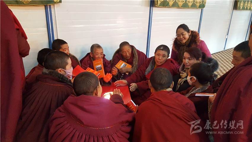 色达县“四送”活动进寺庙