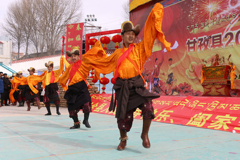 甘孜县庆新春 民间歌舞展风采