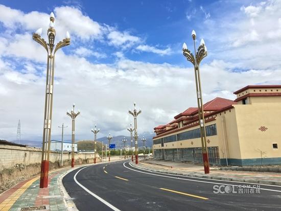 甘孜县构筑民心路，公路通车里程达2051公里
