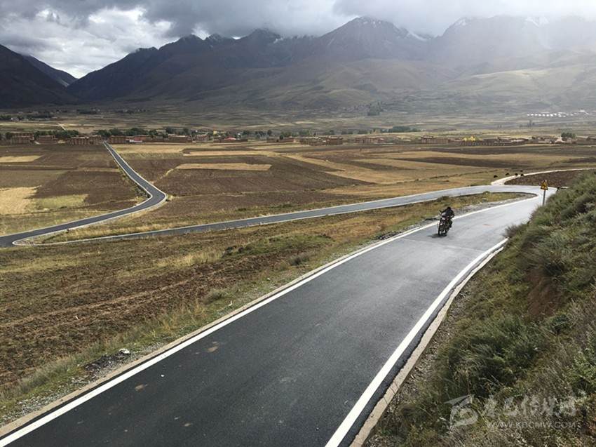 甘孜县公路通车里程突破两千公里