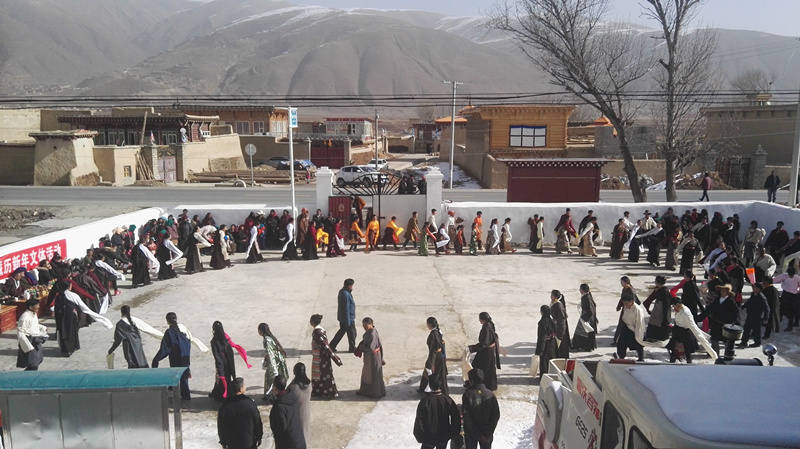 甘孜县藏族群众载歌载舞欢庆藏历新年