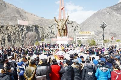 小金县各族群众穿上节日的盛装，齐聚会师广场，载歌载舞欢庆藏历新年