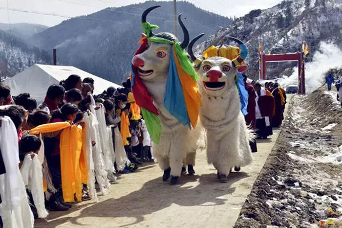 阿坝县举办“六寨女王山神节”