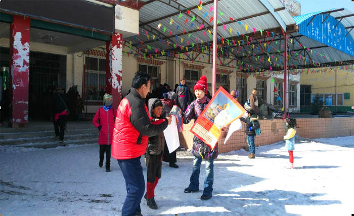 若尔盖县开展开学第一天法治宣传进校园活动