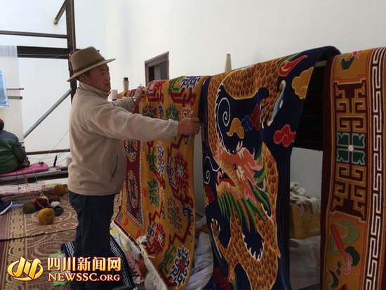 红原牧民办藏毯合作社带回传统技艺 尼泊尔匠人来打工