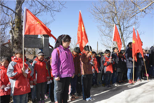 阿坝县开展清明节扫墓活动 缅怀革命先烈