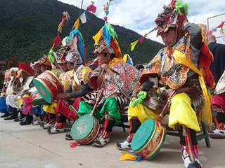 巴松错湖畔的神话之舞