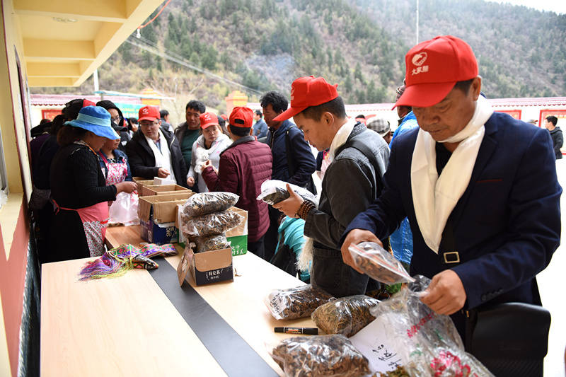 “淘四川”、成都市青羊区企业家联合会精准扶贫助农代销爱心之旅来到小金县达木村