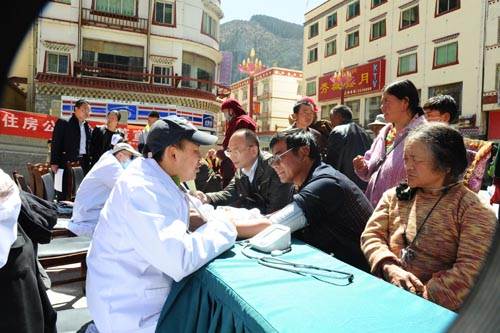 绵阳市医卫分队壤塘县开展义诊活动