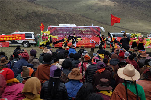 高原草甸上 歌声随风飘