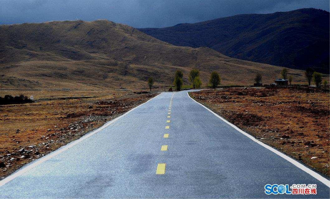 稻城：高原上美丽生态乡村公路