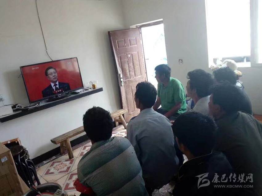 得荣：藏区群众收看省党代会 以美好愿景凝聚奋进力量