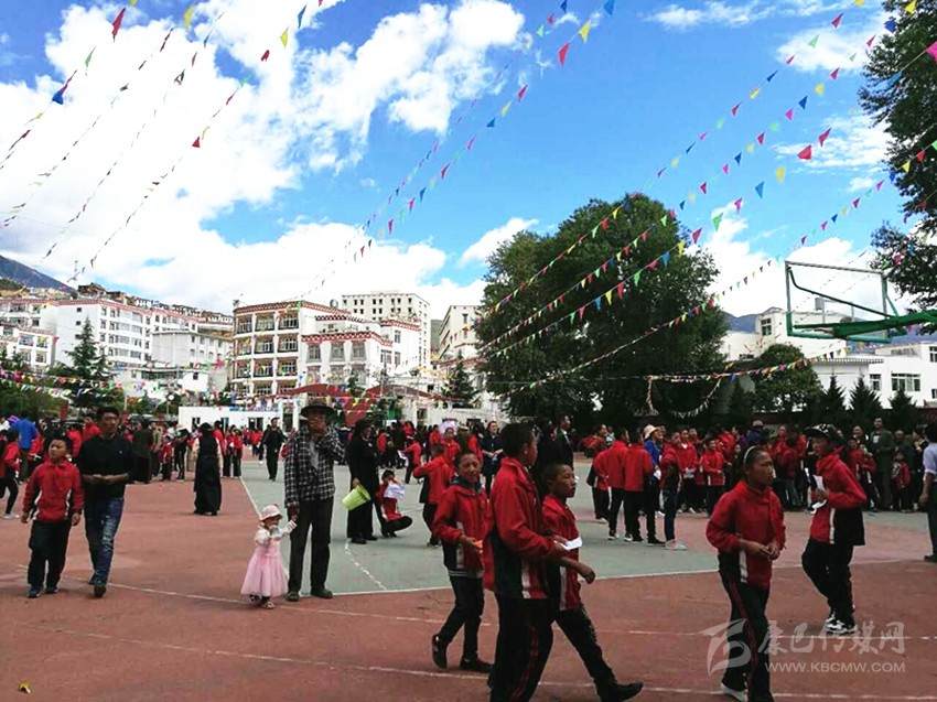 乡城县城区小学开展亲子游园活动